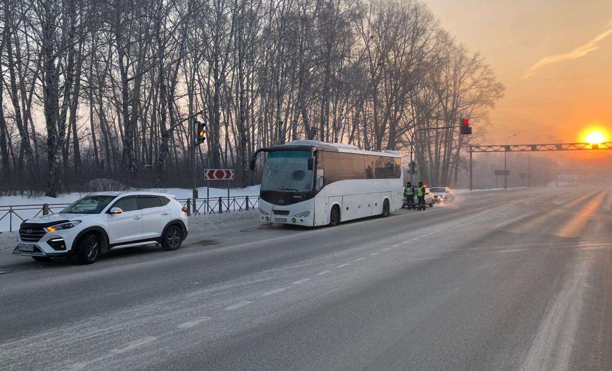 53 человека замерзали под Бердском в сломавшемся автобусе. Их спасли сотрудники ДПС