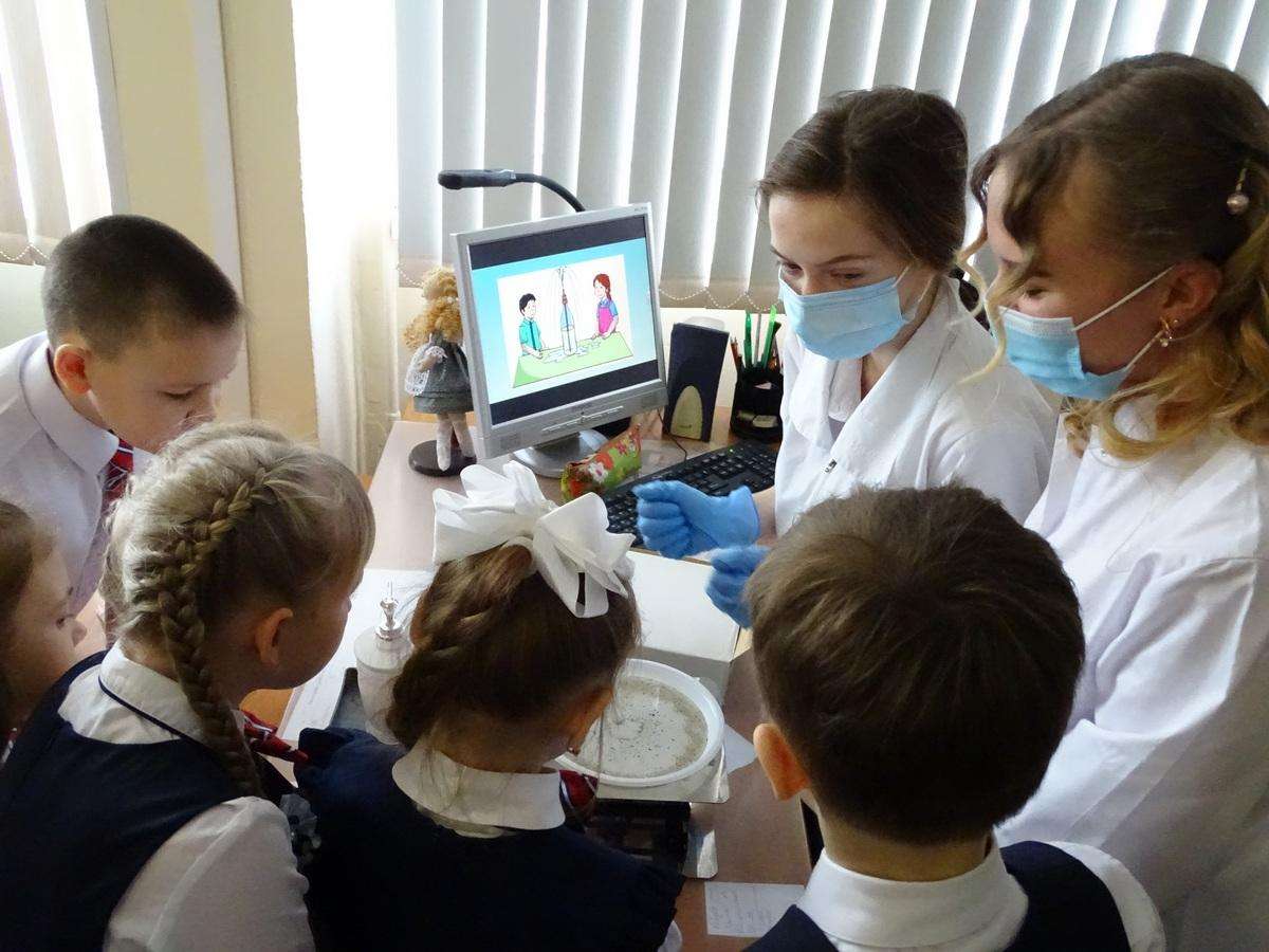 Бороться с COVID-19 учат младших школьников ученики медкласса в Бердске