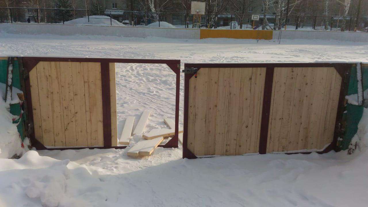 «Это не подростки»: выломали ворота и закидали мусором каток на ул. Комсомольской в Бердске