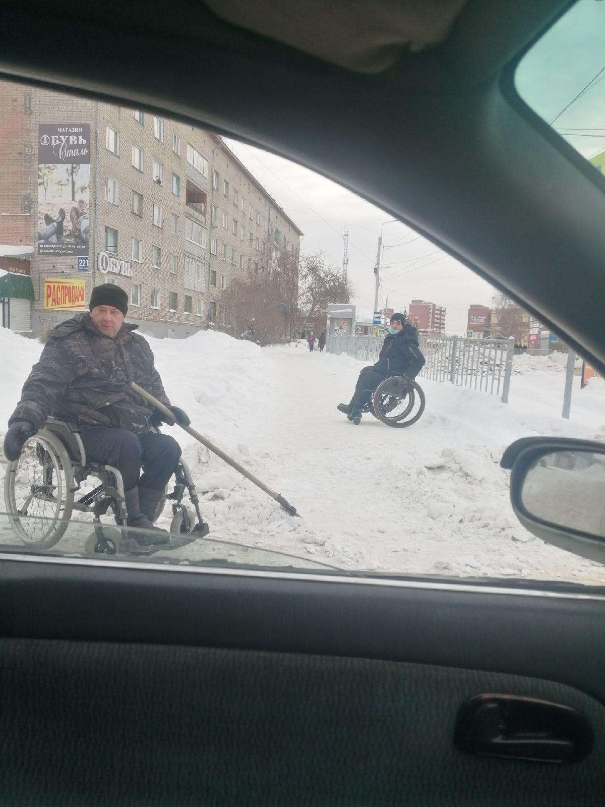 Снежные завалы пришлось расчищать инвалидам-колясочникам в Искитиме