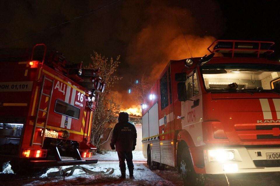 4 человека погибли на пожаре в гаражном комплексе в Новосибирске