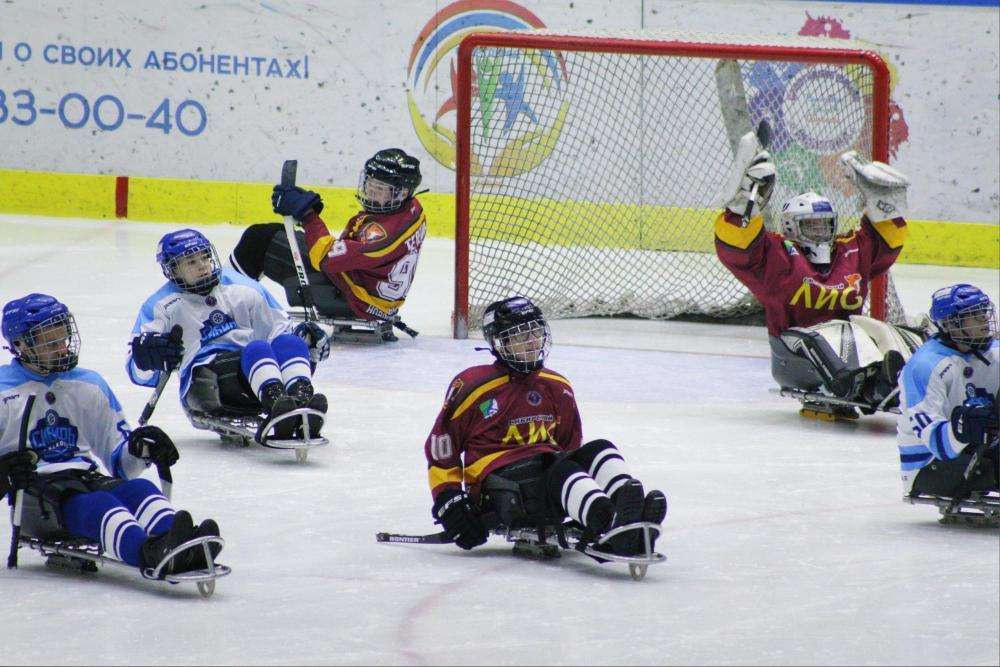 Межрегиональный турнир по следж-хоккею «Играй ярче» проходит в Бердске