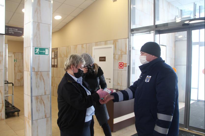 За шарф вместо маски грозит штраф жительнице Новосибирска