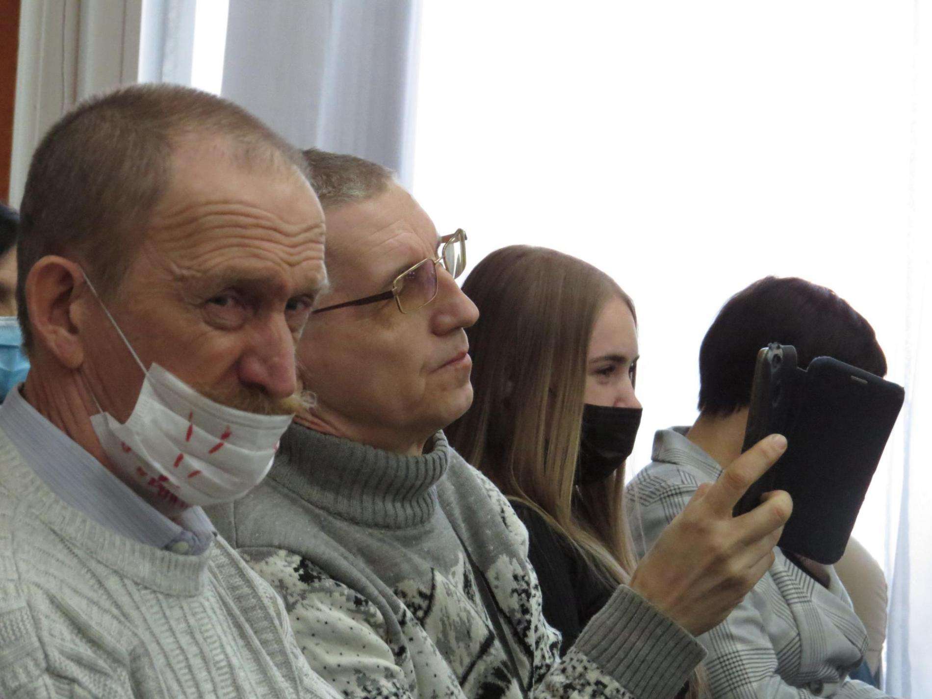 Антимасочника, не вставшего во время звучания гимна РФ, удалили с сессии горсовета в Бердске 