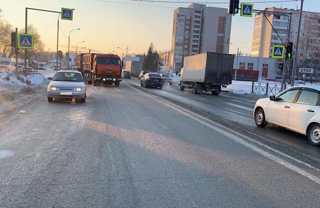 В Бердске на пешеходном переходе у вокзала в ДТП попала женщина