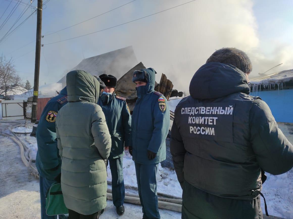Погибли двое детей на пожаре в Новосибирске. Родители и дети постарше успели спастись