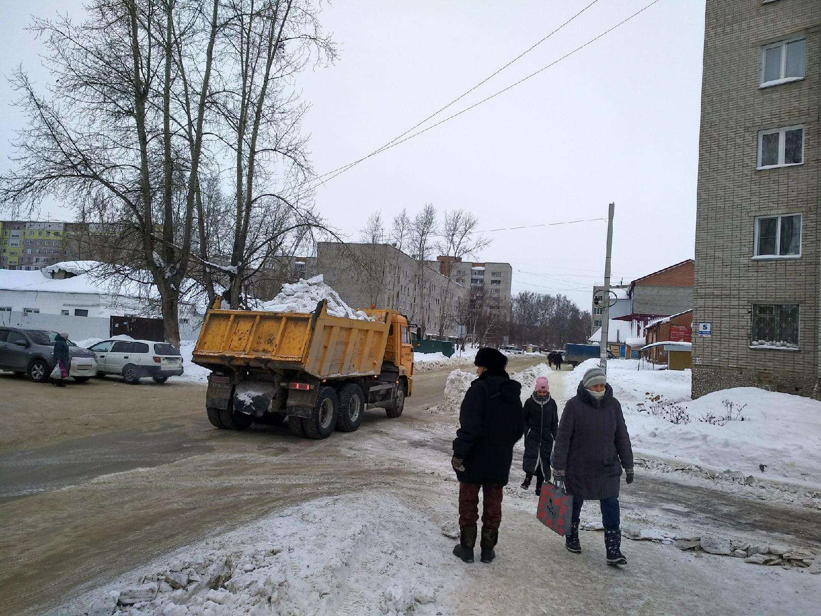 Борьба с паводком и днём, и ночью: круглосуточно вывозят снег с подтопляемых территорий в Бердске