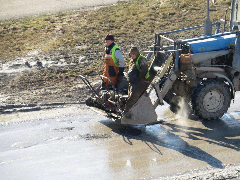 Горячий асфальт для экстренного ремонта дорог после зимы закупают в Бердске