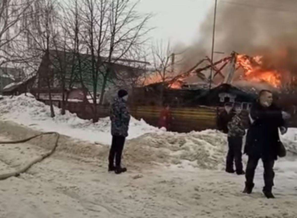Прохожие спасли двух девочек на страшном пожаре в Бердске: увидели в окне детские руки