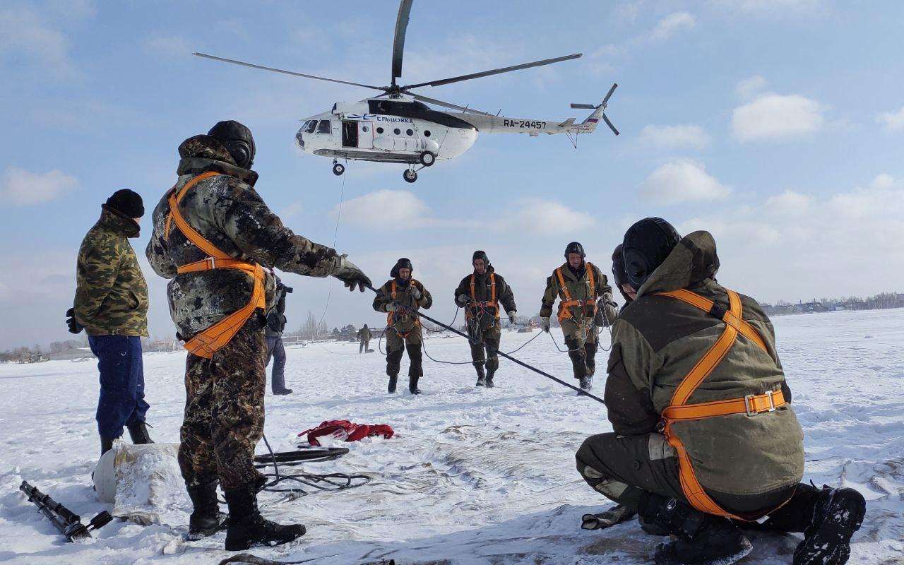 Пожарные-десантники отрабатывали спуск с вертолёта МИ-8 в Бердске