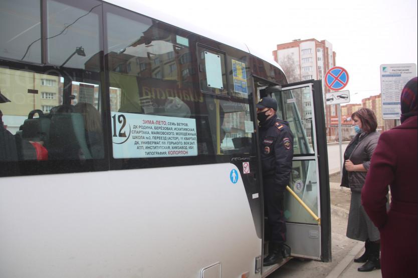 Без масок пока нельзя: в автобусах Бердска проверили соблюдение масочного режима