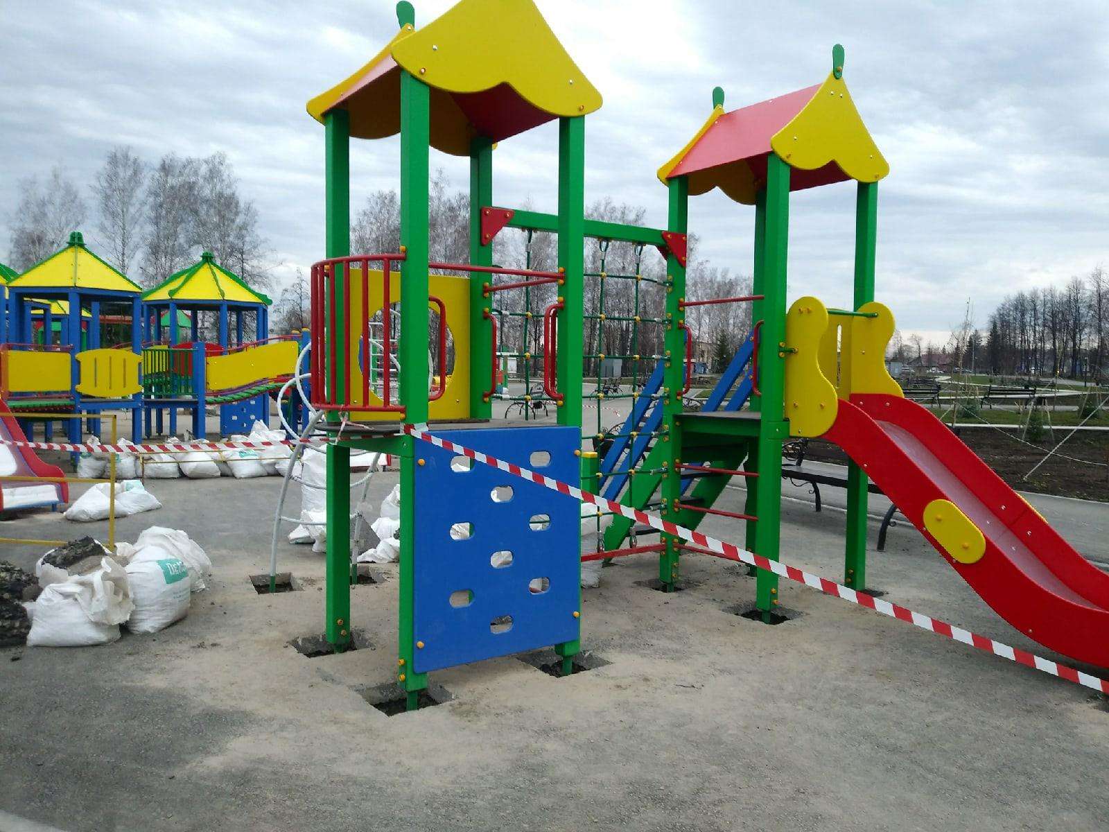Детскую площадку обустраивают в центральном парке Бердска