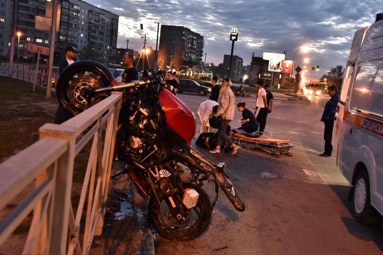 Мотоцикл врезался в иномарку и повис на ограждении у вокзала в Бердске