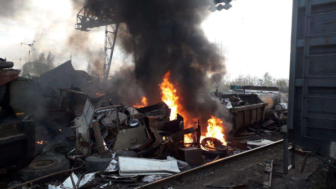 В пункте металлоприема в Бердске был пожар - горели покрышки от грузовиков