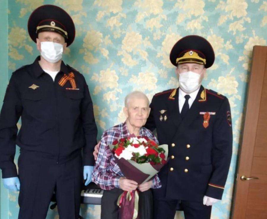 Единственного фронтовика в списках МВД Бердска поздравили с Днем Победы