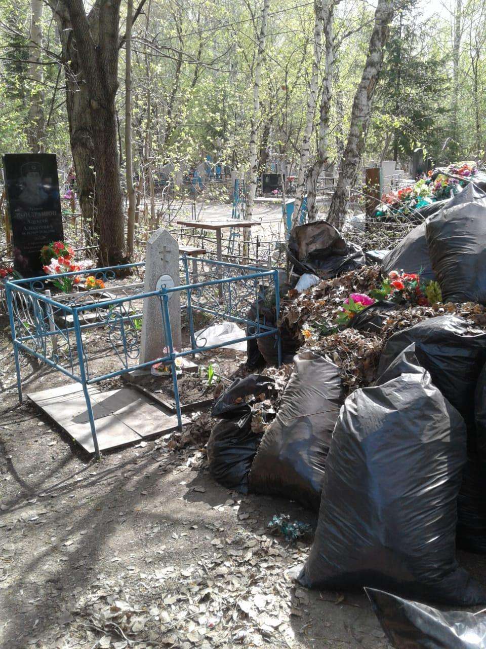 Завалили мусором могилу младенца на кладбище в Бердске