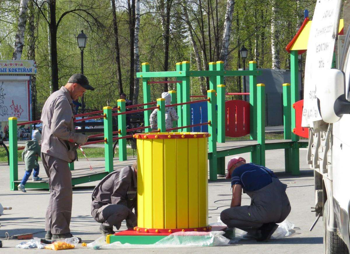 Детская площадка в парке Бердска еще опасна, но мамы с детьми уже там