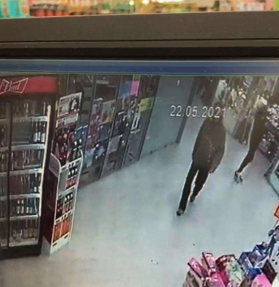 Мужчина сунул третьекласснице руку между ног в магазине в Бердске