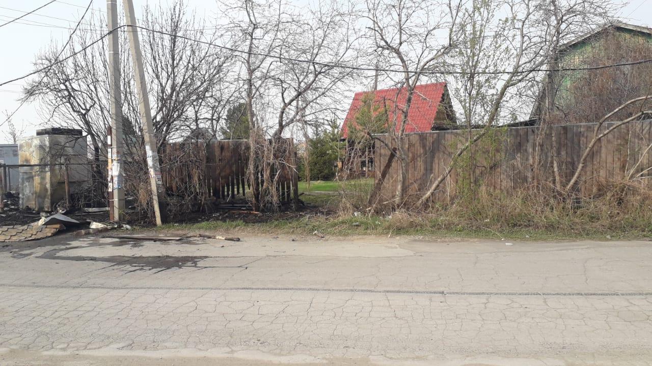 Из-за окурка загорелись надворные постройки и забор в СНТ "Приморский" в Бердске