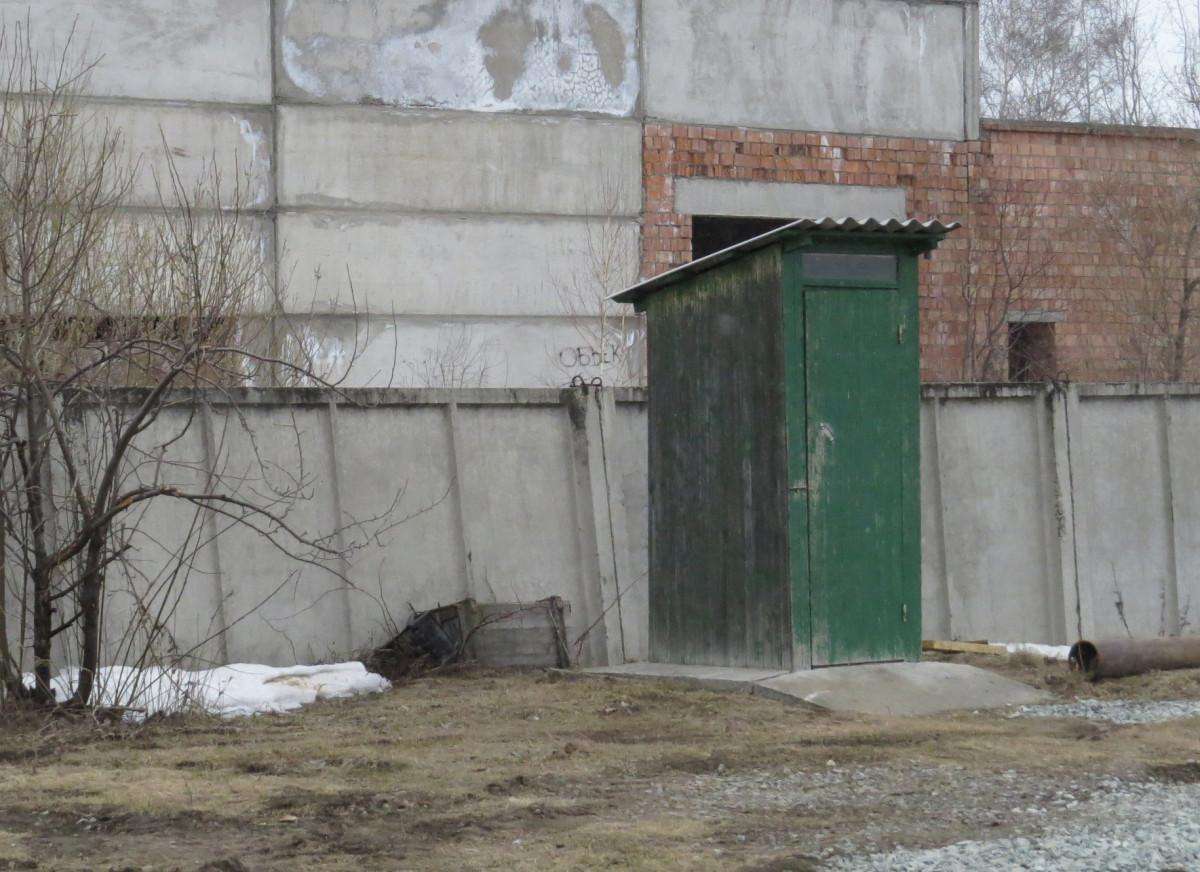 Уличный туалет и крыша бани горели в Бердске: возможно, из-за сигареты или детской шалости