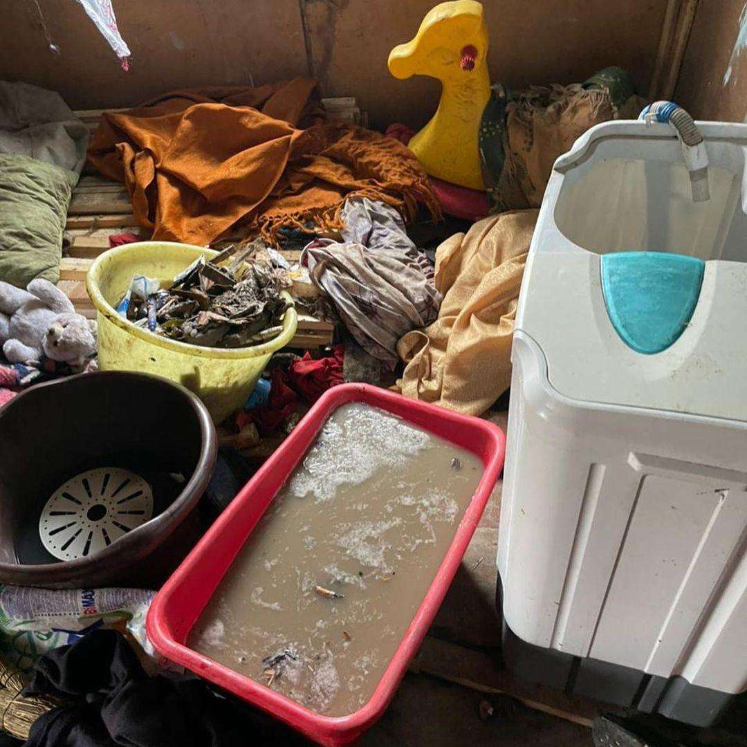  Пили воду с плиты и спали на обгоревшем диване: у многодетной матери изъяли детей