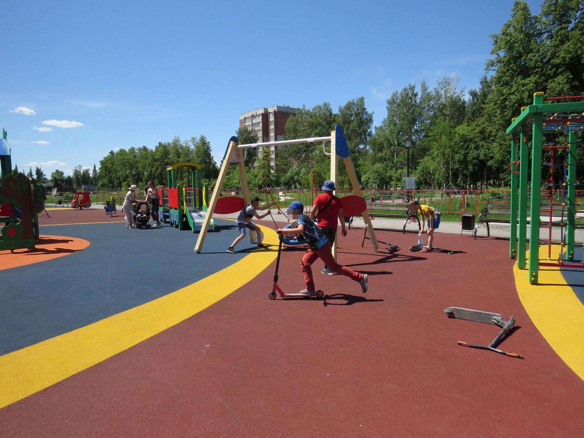 Доигрались: из-за диких детских игр могут на всё лето демонтировать игровую площадку в парке Бердска 