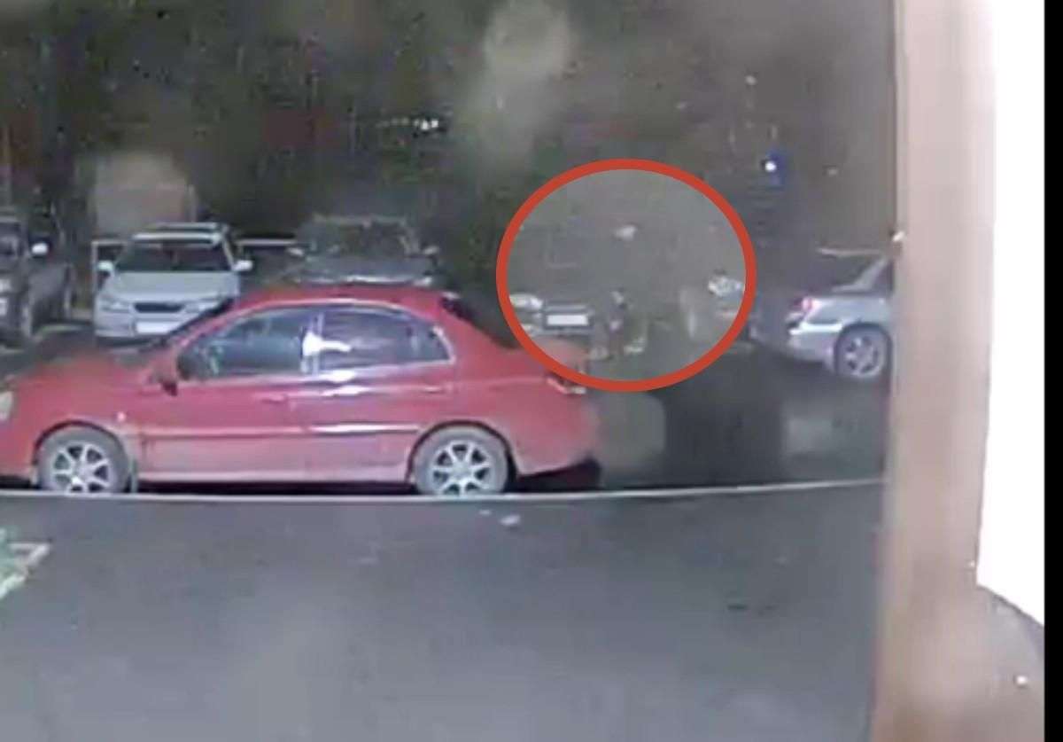 Кража аккумулятора из машины в Микрорайоне Бердска попала на видео