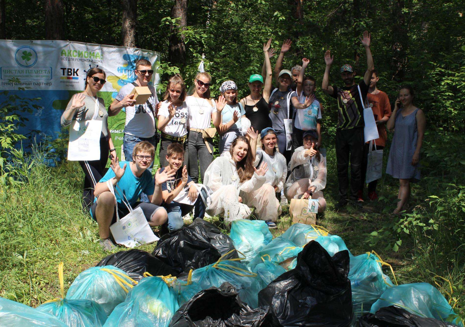 Экоактивисты Бердска убрали кучу мусора на очередной территории