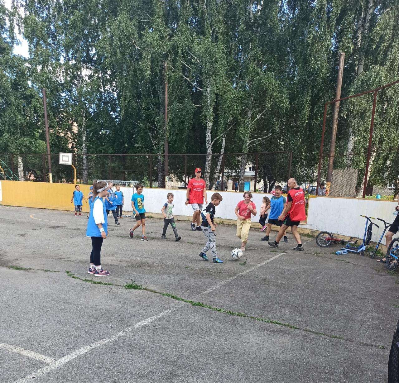 В Бердске незанятым школьникам проводят бесплатные занятия с мячом