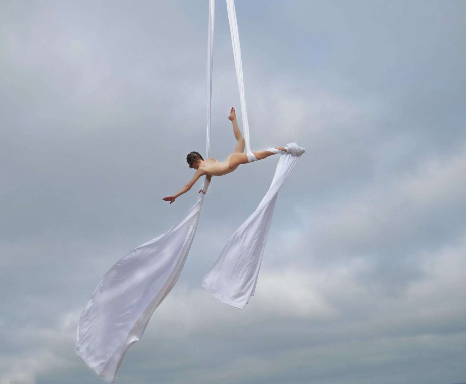 Семь метров над уровнем Обского моря: юные гимнастки на полотнах взмыли над пляжем "Старый Бердск"