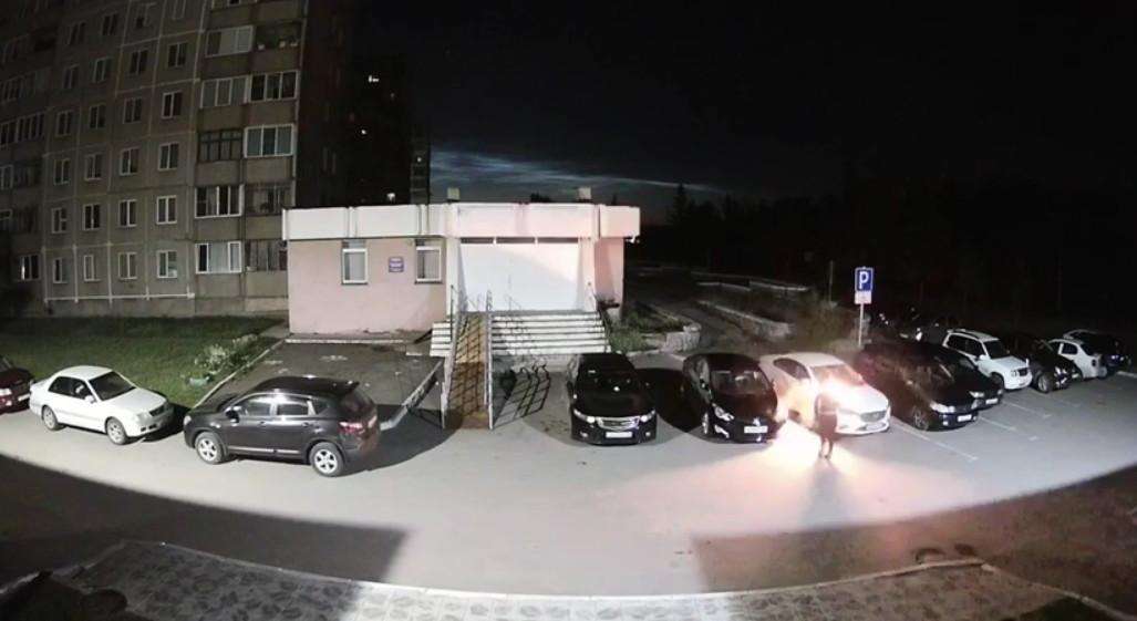 Попал на видео поджог Mazda 6 на ул. Спортивной в Бердске
