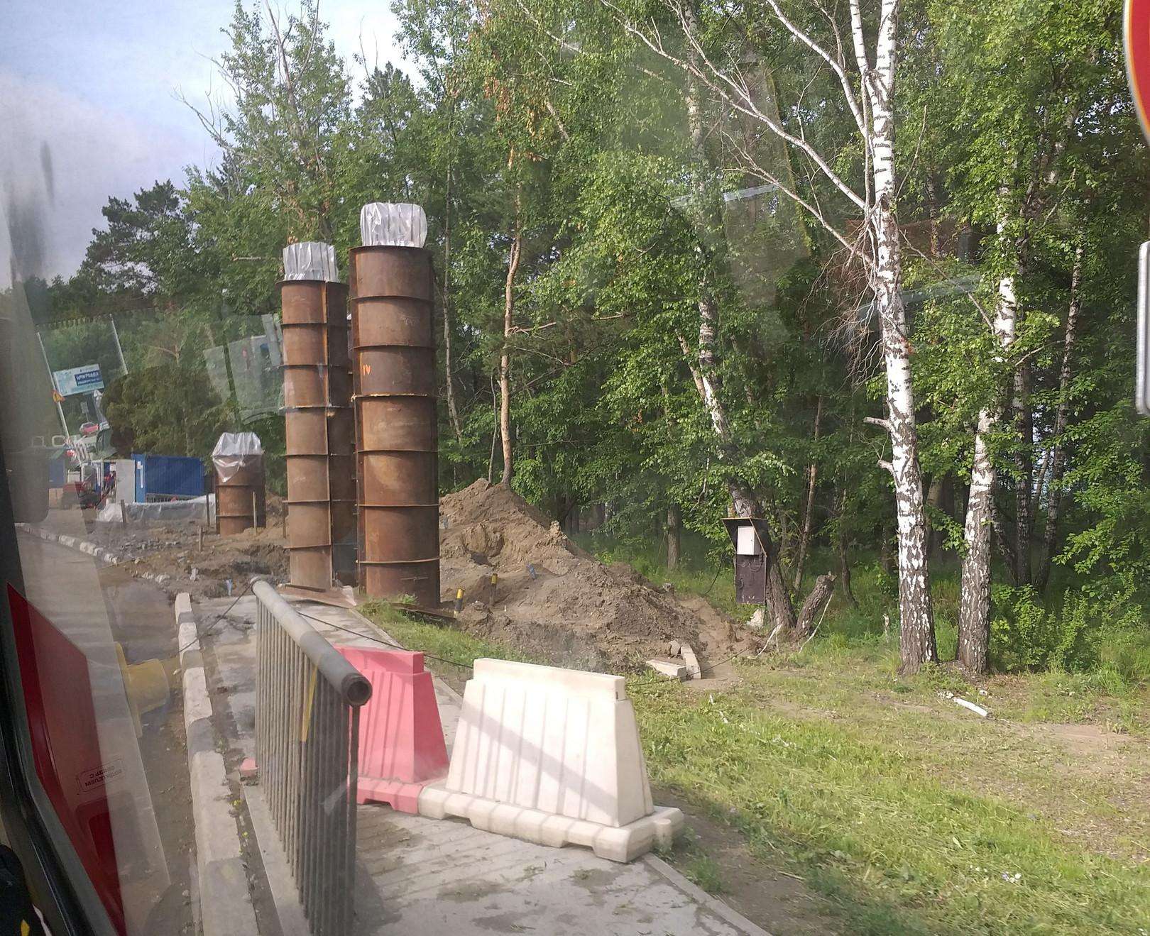 Опоры нового пешеходного моста через трассу Р-256 установили в Бердске 