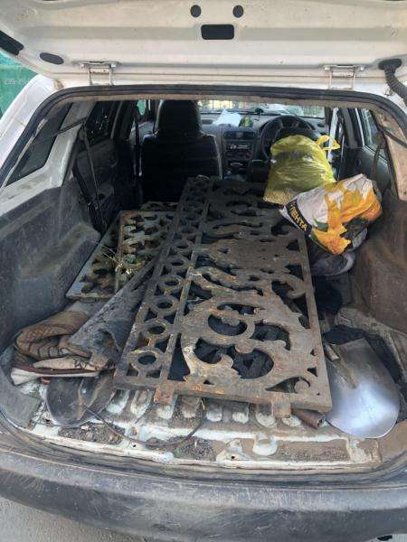 Чугунные ограждения весом в 1 тонну украли из сквера и с аллеи в Новосибирске