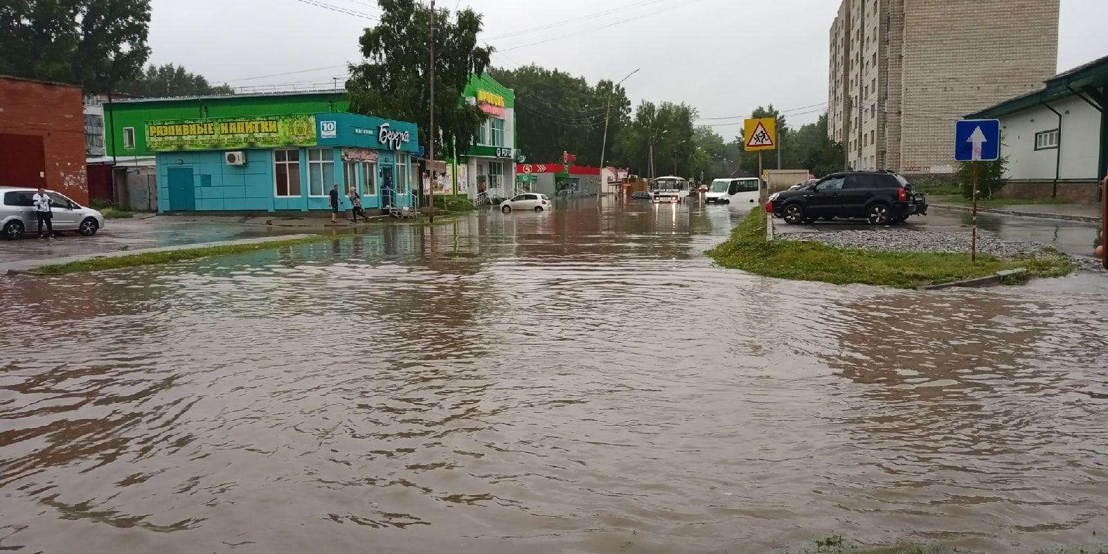 Наводнение в городе кургане. Ливень Курган. Крупные ливни затопленные улицы. Бердск последствия ливня. Затопило 13 школу в Бердске.