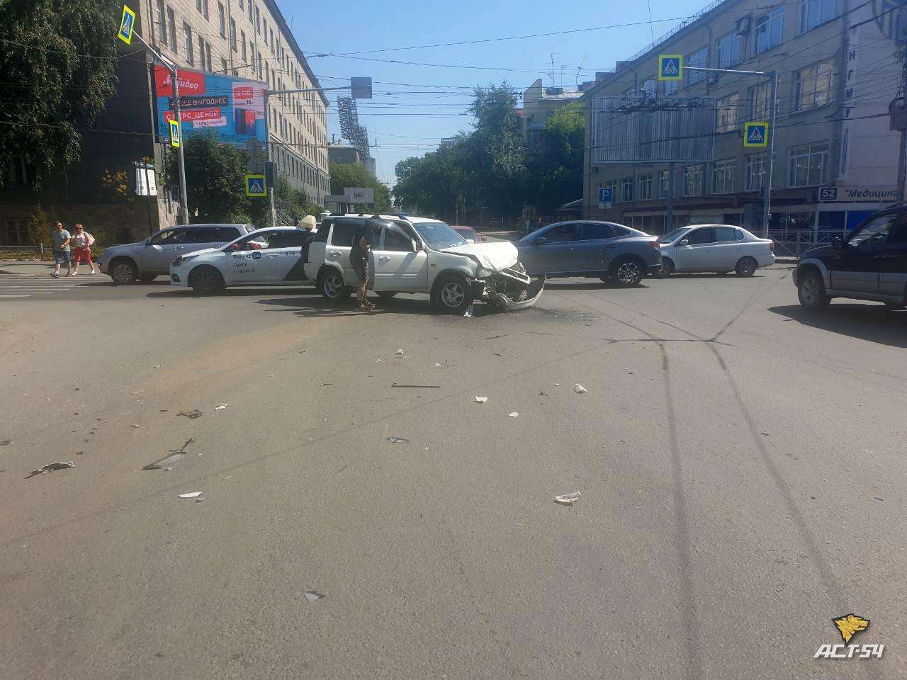 В центре Новосибирска в ДТП пострадали две девочки