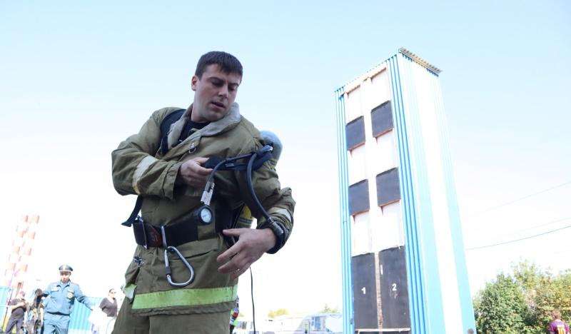 "Ты не видишь людей в дыму, только слышишь их крики": пожарный из Бердска рассказал о своей профессии