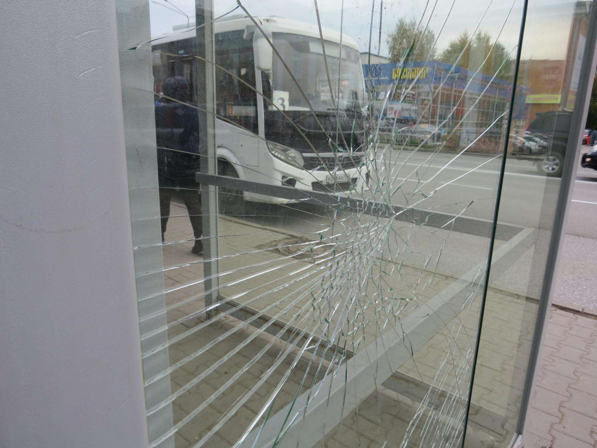 Вновь разбили стеклянный павильон на остановке «Старый Универмаг» в Бердске