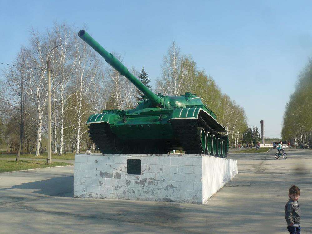 Стала известна стоимость танка Т-62 и БМП в парке Победы в Бердске