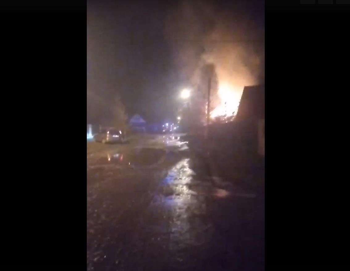 Сгорел частный дом недалеко от войсковой части ночью в Бердске