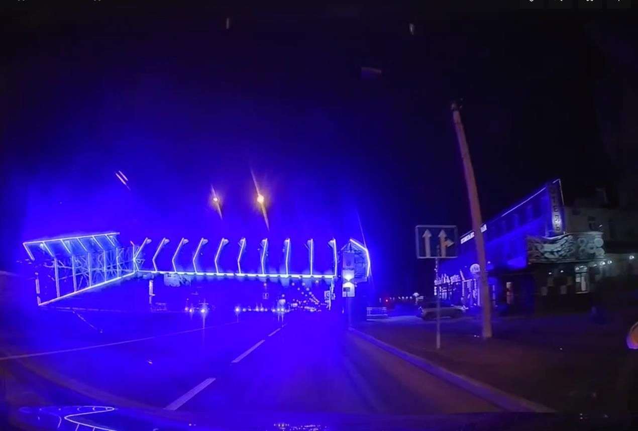 На подсветку пешеходного моста в посёлке Новый пожаловались пользователи