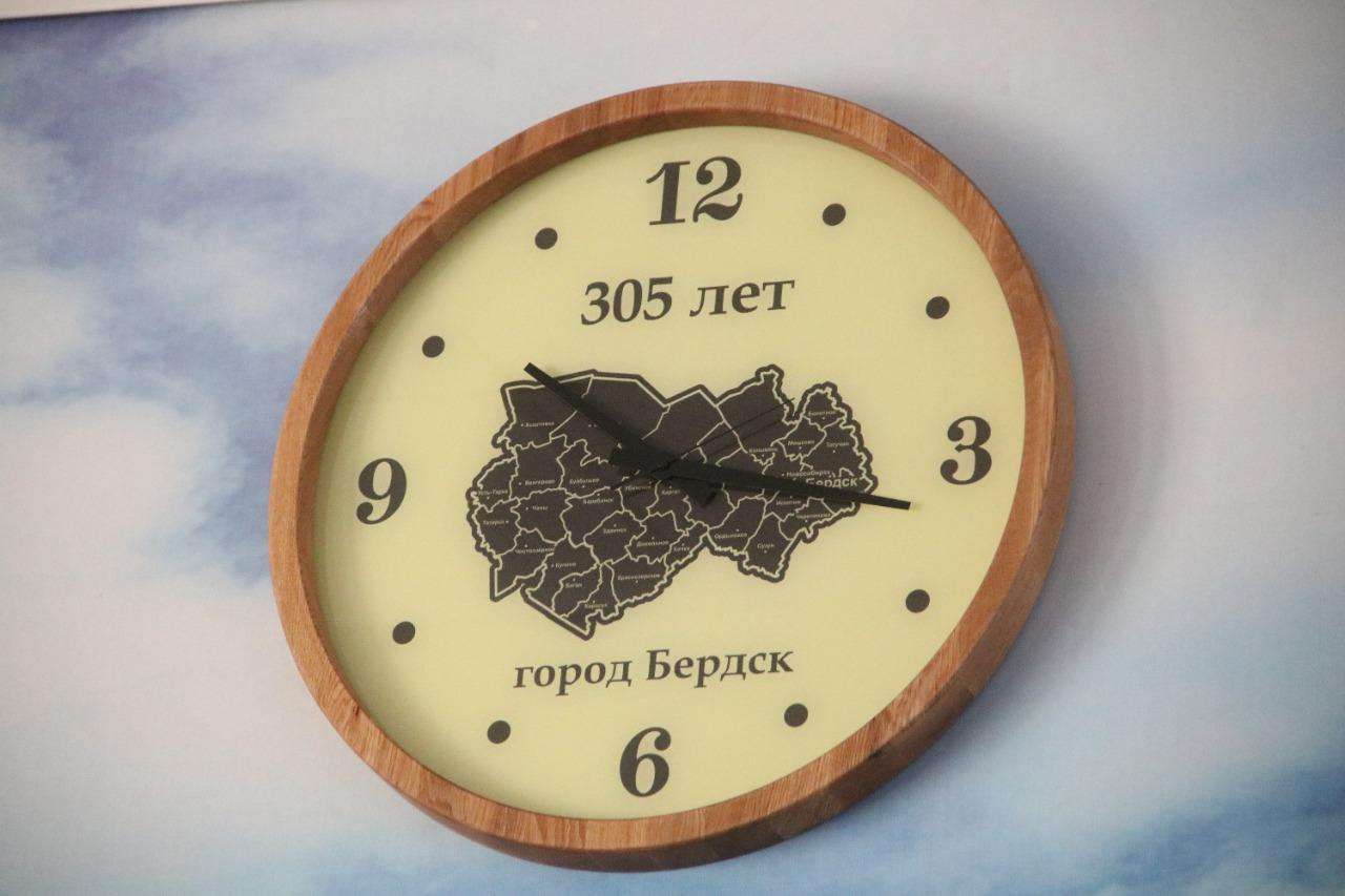 Настенные часы от губернатора в честь 305-летия Бердска поставили на баланс города