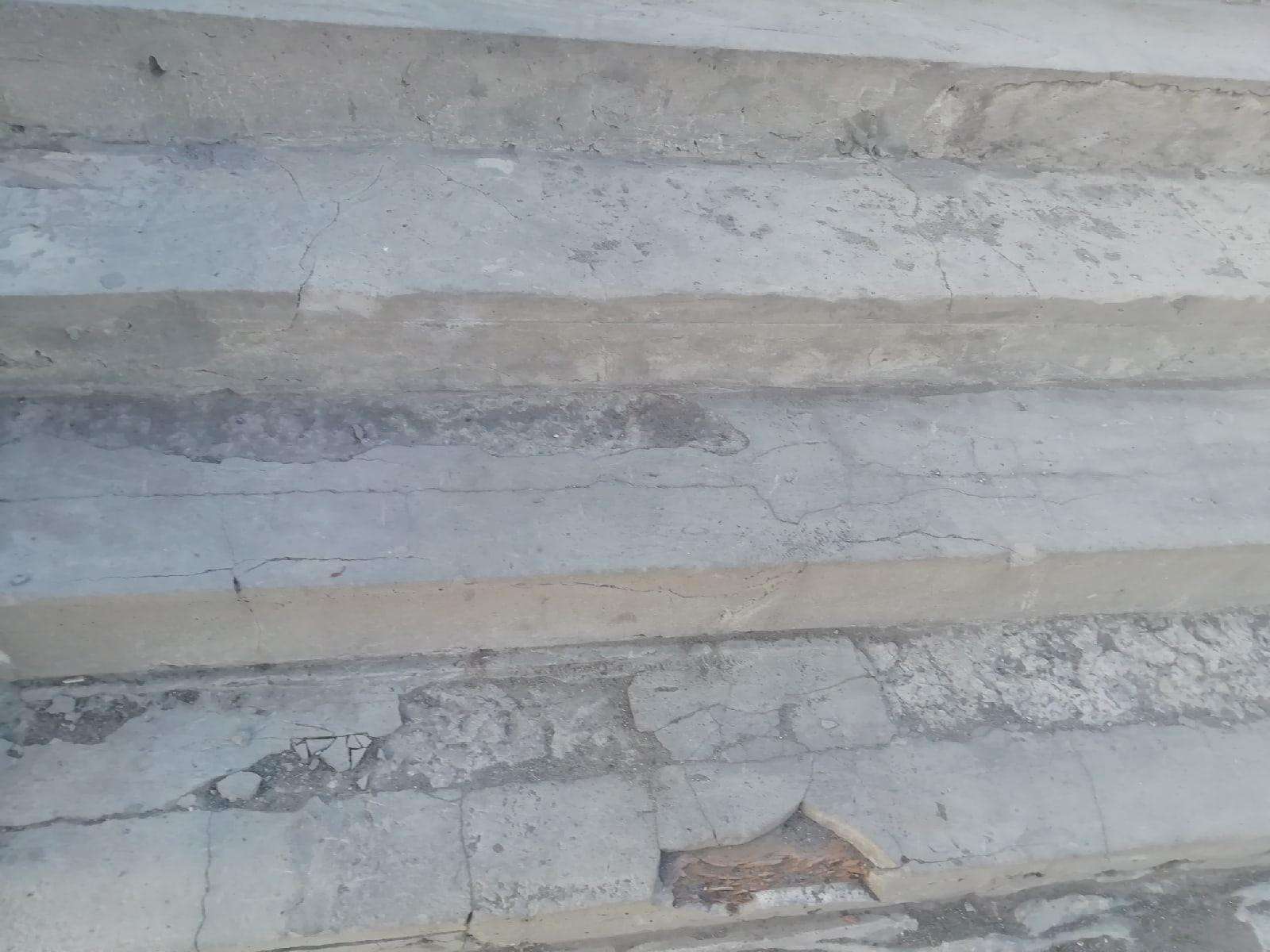 Крошится бетонная стяжка на новом крыльце ЦГБ на ул. Пушкина в Бердске