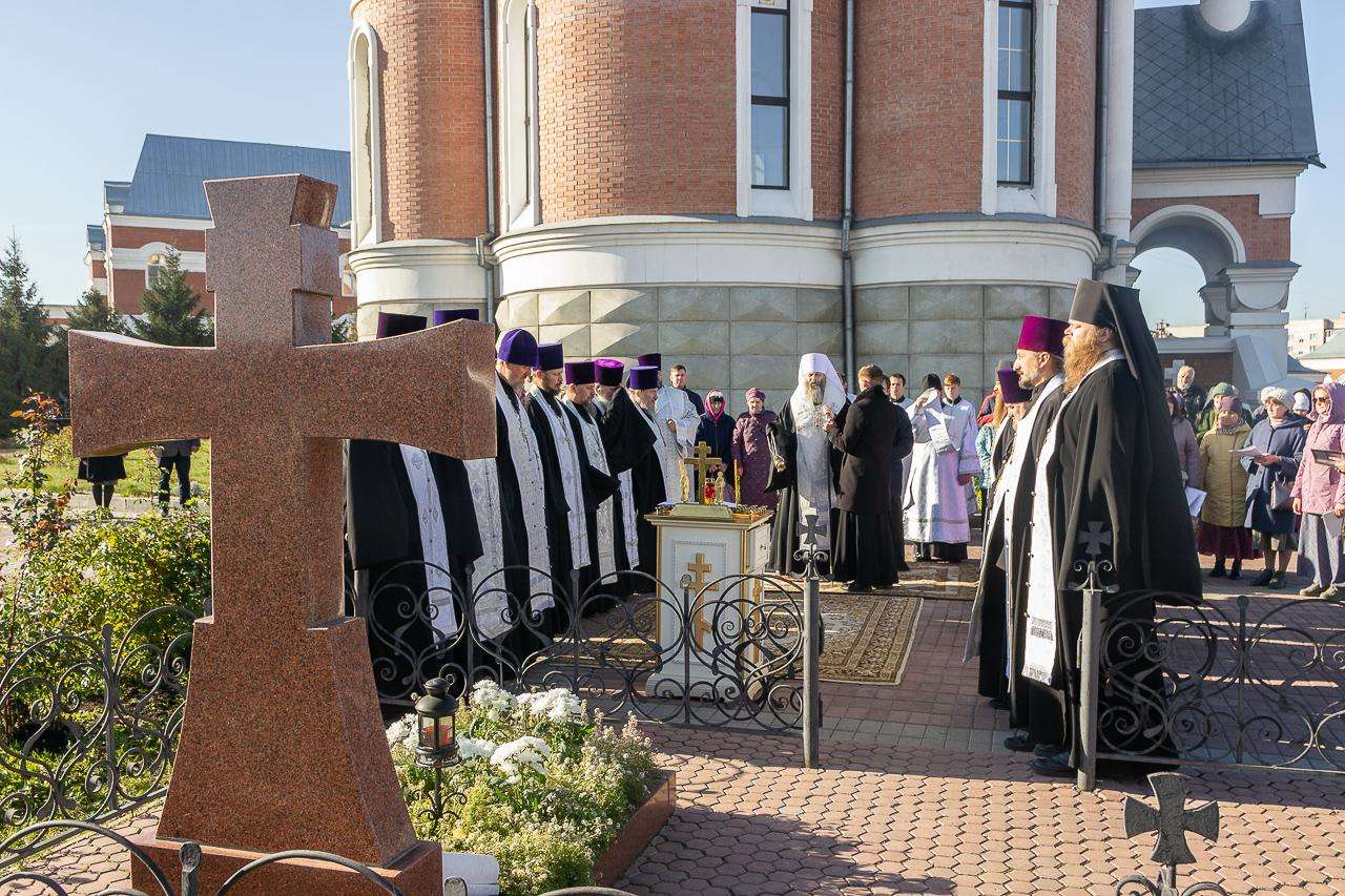 В день памяти епископа Сергия Соколова на его могиле в Бердске совершена панихида