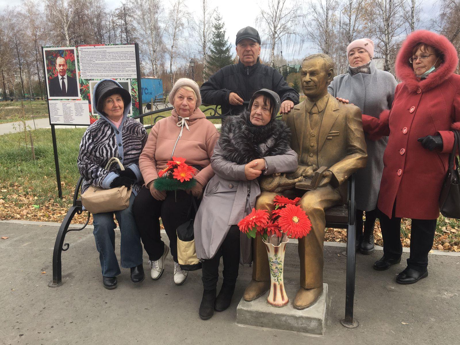 Уличная инсталляция поэту Павкину становится арт-площадкой для поэтов Бердска