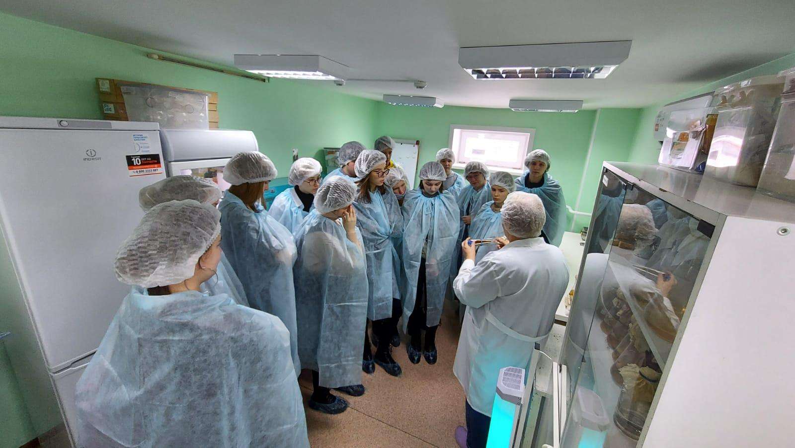Ученикам губернаторского медицинского класса Бердска провели экскурсию по инновационно-производственной компании