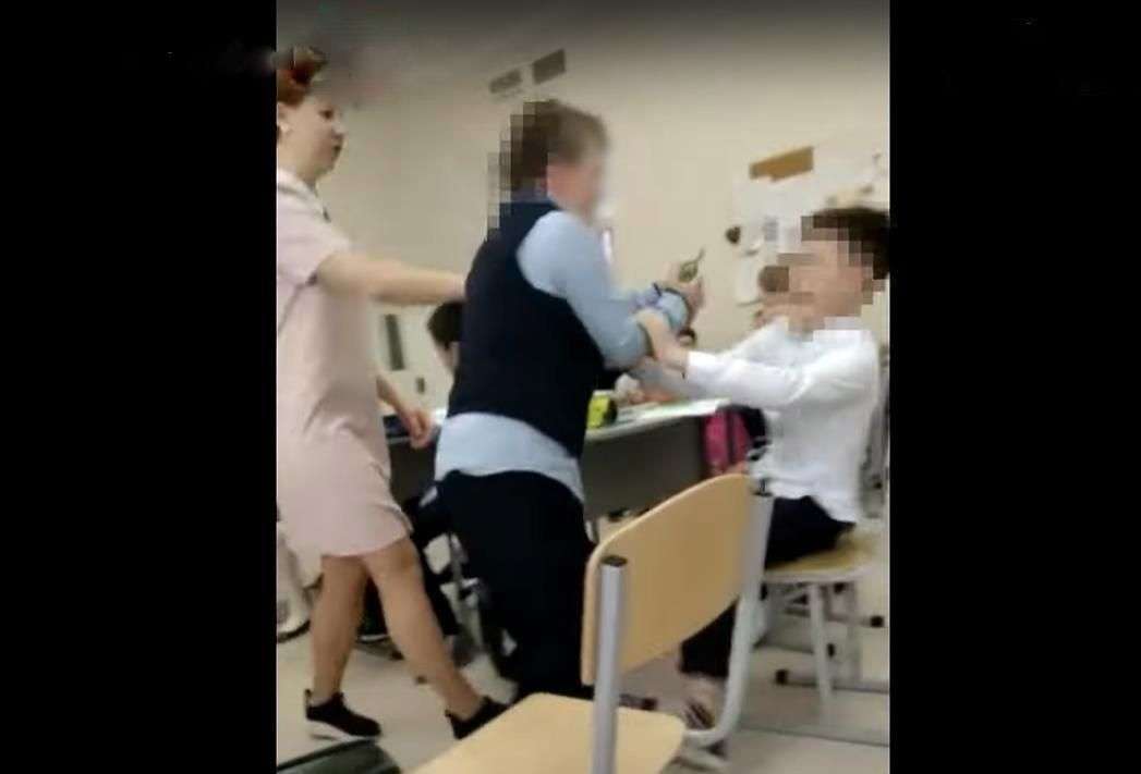 СК начал проверку после сообщений о нападении школьника с ножницами на одноклассника