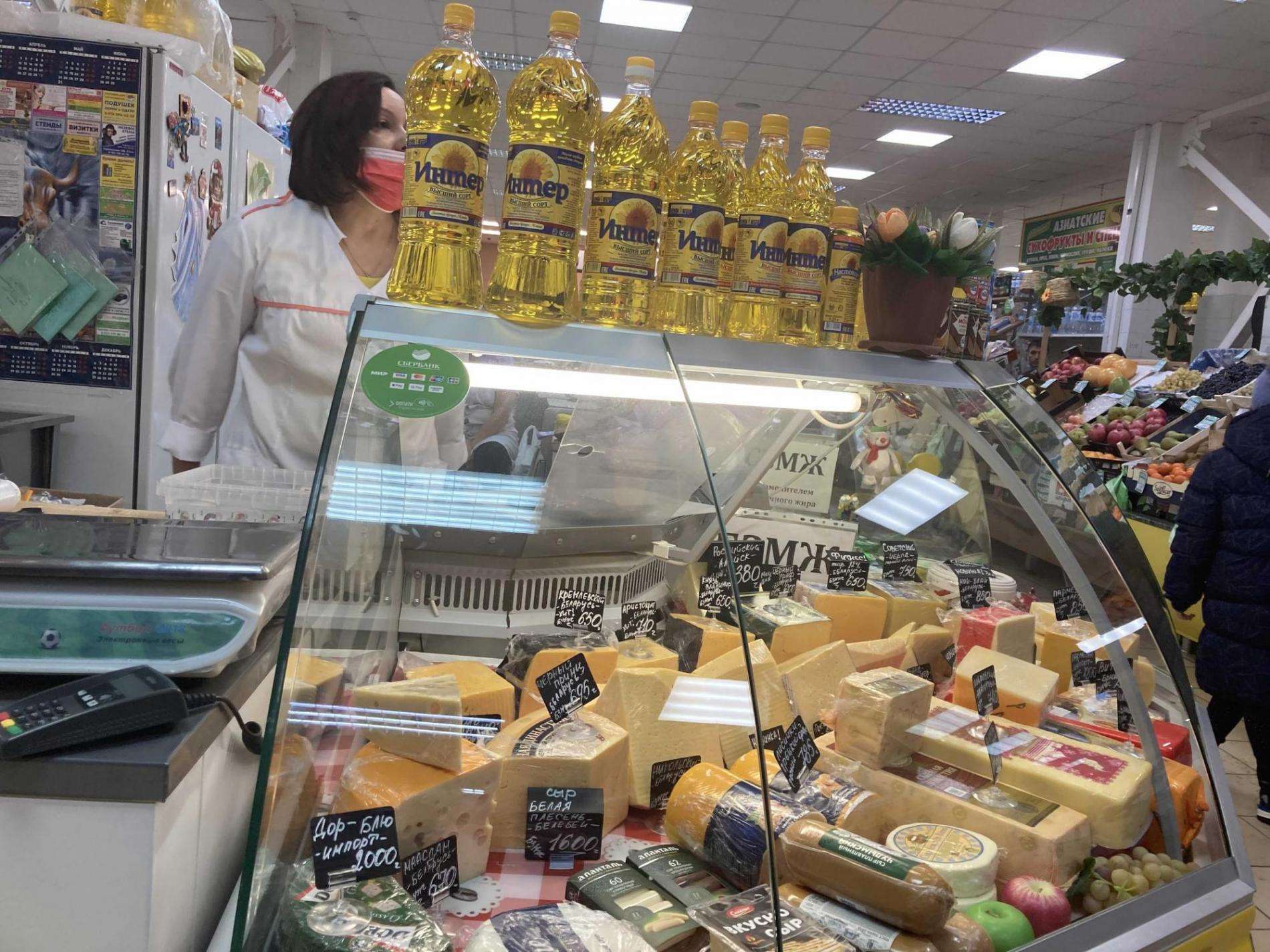 Отмечают рост цен на масло, сыр, муку и печенье продавцы на рынке в Бердске