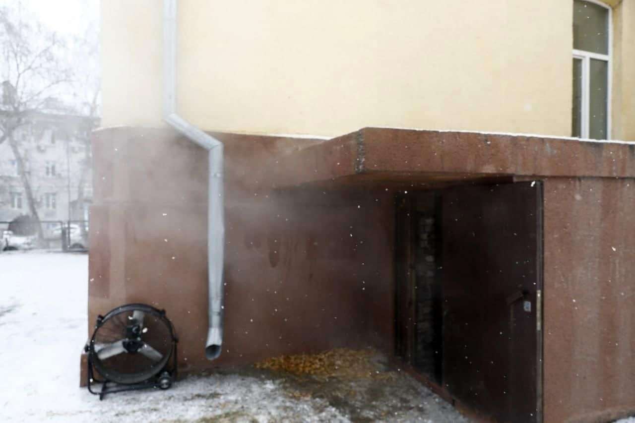 Слесарь и два сотрудника СГК провалились в яму с кипятком в Новосибирске