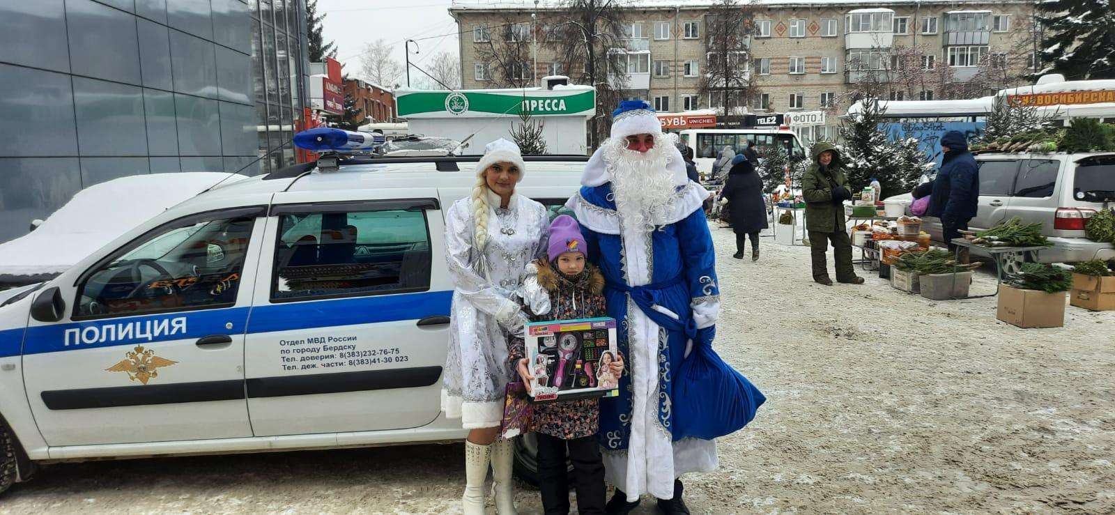 Полицейский Дед Мороз поздравил с Новым годом детей в Бердске