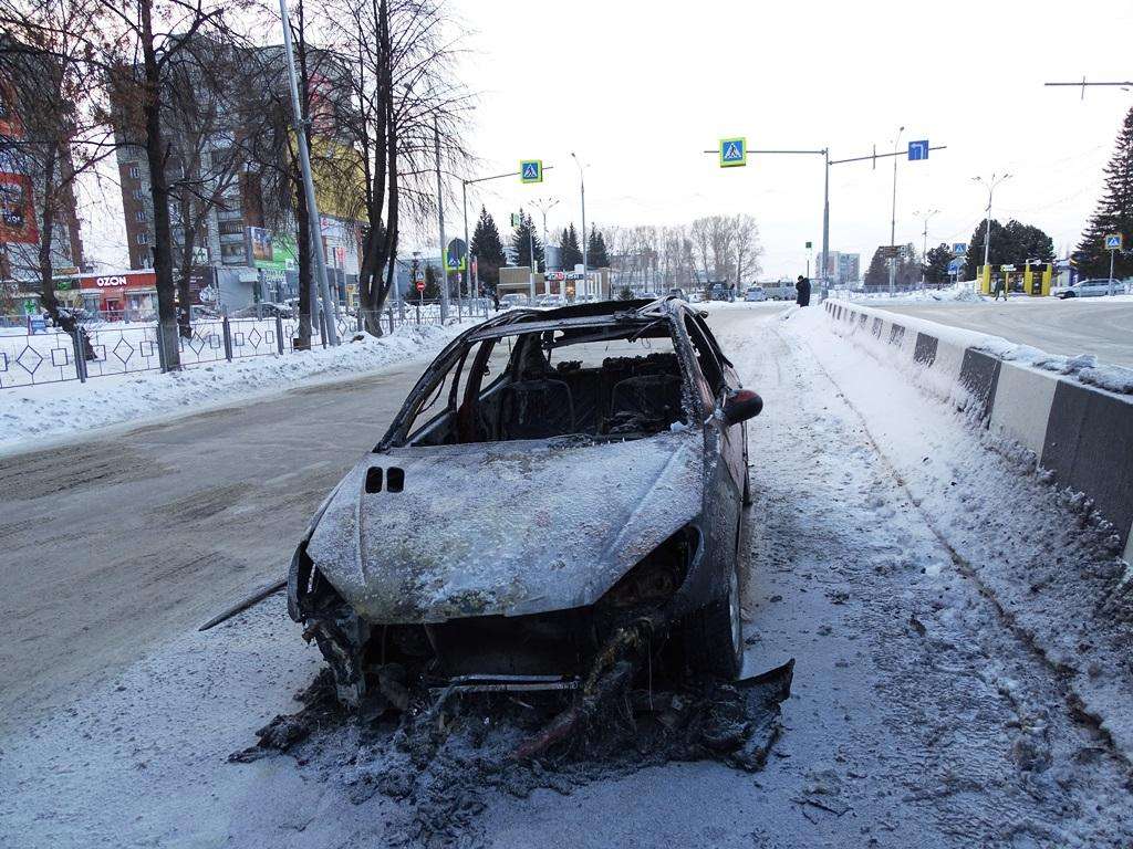 Ранним утром сгорел автомобиль Пежо на перекрестке Ленина-Горького в Бердске